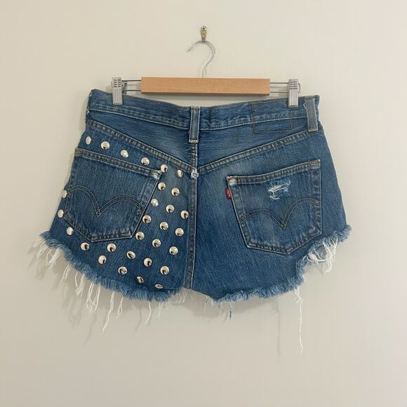 Levi’s Studded 501 Distressed Jean Shorts Sz 33  - Picture 1 of 9